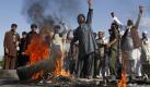 Afghanen verbrennen Reifen während einer Demonstration in Surkh Rod in der Provinz Nangarhar. Der Protest richtet sich gegen eine Aktion des afghanischen Militärs, bei dem der Schwager eines Abgeordneten aus der Region getötet wurde.


 Foto: ap