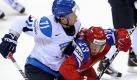 Der Finne Leo Komarov (links) wird vom Russen Alexej Tereschenko rabiat beiseite geschoben. Genutzt hat es dem Rekordchampion nichts: Russland verlor gegen die Suomis mit 0:3. Im Finale der Eishockey-Weltmeisterschaft treffen die Finnen auf ihre skandinavischen Nachbarn aus Schweden. Die besiegten im zweiten Halbfinale Titelverteidiger Tschechien mit 5:2. Foto: dpa