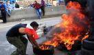 Ein Demonstrant verbrennt auf einer Schnellstraße in Jiyeh, südlich von Beirut, Reifen. Tausende von Sunniten protestierten mit Flaggen und Feuern gegen die militante schiitische Gruppe der Hisbollah, die kurz davor steht, Libanons nächste Regierung zu stellen.  Foto: dapd