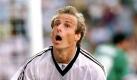 Obwohl Lothar Matthäus auch 1998 im Kader war, bestimmte Bundestrainer Berti Vogts seinen Intimus Jürgen Klinsmann zum Kapitän für das Weltturnier in Frankreich. Vorausgegangen war ein in den Boulevardmedien ausgetragener Streit zwischen den beiden Platzhirschen. Der Erfolg blieb dementsprechend aus: Deutschland schied im Viertelfinale aus. Foto: dpa