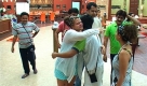 In this video grab made available by a public relation company IPAN, British tabloid celebrity Jade Goody, center, hugs an unidentified fellow 'Big Boss' participant on the sets of the show before leaving from Lonavla, a small town about 100 kilometers (62 miles) south-east of Mumbai, India, early Tuesday, Aug. 19, 2008. At left is politician Sanjay Nirupam and at third right is politician Rahul Mahajan, rest are unidentified. British tabloid celebrity Jade Goody has been diagnosed with cancer and will leave India where she is filming a reality show to receive treatment in London, television officials said Tuesday. (AP Photo/IPAN, HO) Foto: ap