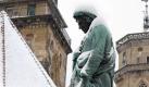 Zum Glück kann er nicht mehr frieren: Das Standbild des Dichters Friedrich Schiller auf dem Schillerplatz in Stuttgart ist tief verschneit. Anhaltende Schneefälle haben die Stuttgarter Innenstadt am ersten Weihnachtsfeiertag in eine Winterlandschaft verwandelt. Foto: dpa