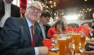 SPD-Fraktionschef Frank-Walter Steinmeier warf der Union einen Verrat an bürgerlichen Tugenden in der Plagiatsaffäre um Guttenberg vor. Früher hieß das bei der CSU: Laptop und Lederhose. Heute heißt es: Copy und Paste. Wenn Lug und Trug die heutigen bürgerlichen Tugenden seien, wolle die SPD damit nichts zu tun haben, sagte Steinmeier bei der Aschermittwochskundgebung in Vilshofen. Foto: dpa