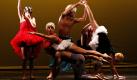 ZumBaden auf die Bühne? Tänzer der italienischen Gruppe Compagnia Artemis Danza treten während eines Kunstfestivals im indonesischen Jakarta mit bunten Badekappen auf. Foto: dapd