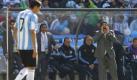 Ständiger Antreiber: Trainer Diego Maradona gibt beim 4:1 seiner Argentinier gegen Südkorea Anweisungen von der Seitenlinie. Foto: dpa