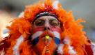 Ein niederländischer Fan wartet im Stadion von Durban gespannt auf den Anpfiff des WM-Achtelfinalspiel Niederlande gegen die Slowakei.  Foto: ap