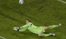 Manuel Neuer: Viel zu tun hatte die Nummer 1 nicht. Aber seine Faustabwehr nutzte Mesut Özil zur Einleitung des Konters zum 2:0. Beste Parade in der 68. Minute gegen Romelu Lukaku. Beim Gegentreffer von Marouane Fellaini sah der Bayern-Torhüter nicht gut aus. Foto: dapd