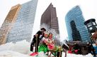 Die Schaustellertöchter des Familienunternehmens Bergmann, Nicola Heitmann (rechts) und Jacqueline Bergmann, und der Mitarbeiter Andre Zühlke verlegen den Winteranfang vor und fahren am Potsdamer Platz in Berlin-Mitte auf einem Haufen Schnee eine Runde Schlitten. 150 Kubikmeter Schnee wurden am Donnerstagvormittag mit mehreren großen Lastkraftwagen für die Rodelbahn der Winterwelt am Potsdamer Platz angeliefert. Foto: dapd