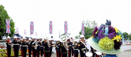 Queen startet mit Pferderennen in Feierwochenende (Foto)