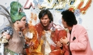 ARCHIV - Die Moderatoren Hella von Sinnen und Hugo Egon Balder (r) 'unterhalten' sich während ihrer Sendung 'Alles Nichts Oder?!' mit ihrem Gast Harald Schmidt, der hinter einer Wand eine Tortenschlacht über sich ergehen lassen musste (Archivfoto vom 20.06.1991). An diesem Samstag (10.01.2009) und am 17. Januar strahlt RTL in zwei Teilen eine Show mit vielen Rückblicken auf die vergangenen 25 Jahre mit Gästen dazu aus. Foto: Horst Ossinger (zu dpa-Meldung '25 Jahre RTL: Der Sender erinnert an sich selbst' vom 07.01.2009) +++(c) dpa - Bildfunk+++ Foto: dpa
