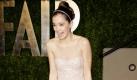 Hailee Steinfeld sind modische Konventionen offenbar wurscht: Bei der Vanity Fair Oscar Party am Sunset Tower in Los Angeles traut sie sich in Turnschuhen auf den roten Teppich. Foto: dapd