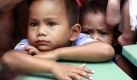 Nach dem verheerenden Hochwasser auf denPhilippinen, beginnt der Wiederaufbau der Region durch Mitarbeiter verschiedener Hilfsorganisationen, die die Bevölkerung auch mit Nahrungsmitteln versorgen. Foto: ap