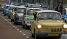 In Den Haag in Holland feiern die Menschen das Jubiläum des Mauerfalls während einer Parade mit alten Trabbis. Foto: dpa