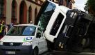 In Wiesbaden versuchte ein Lkw-Fahrer einen Container an einer Straßenbaustelle abzusetzen. Dabei verkantete sich der Container am Bordstein, die Zugmaschine kippte nach rechts um und stürzte auf einen Kleintransporter. Nach Mitteilung der Polizei blieben beide Fahrer unverletzt, es entstand ein Sachschaden von 77.000 Euro. Foto: dpa