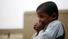 Ein afghanischer Junge versucht, in der Nähe von Baraki Barak einer Provinz Logar seine Hände zu wärmen.
 Foto: ap