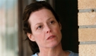 Die Mutter Linda (Sigourney Weaver) steht an einer Mauer und hält eine Schablone einer Schneeflocke in der Hand (undatierte Filmszene). Alex ist mit dem Auto unterwegs, als bei einen Autounfall die junge Anhalterin, die er mitgenommen hat, ums Leben kommt. Als er ihrer Mutter Linda persönlich die Todesnachricht überbringt, wird er mit einer Autistin konfrontiert. Alex entschließt sich, bei Linda zu bleiben und ihr zu helfen. Die Dinge werden kompliziert, als er sich in die Nachbarin verliebt. Der Streifen kommt am 02.11.2006 in die Kinos. Foto: Kinowelt (zu dpa Kinostarts vom 26.10.2006 -ACHTUNG: Verwendung nur für redaktionelle Zwecke im Zusammenhang mit der Berichterstattung über diesen Film!) +++(c) dpa - Bildfunk+++ Foto: dpa