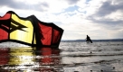 Ein Kitesurfer watet in Herrsching in Bayern im Ammersee. Nach Angaben des Deutschen Wetterdienstes lenkt ein Sturmtief über den Britischen Inseln und dem Nordmeer wolkenreiche und weiterhin recht milde Meeresluft nach Bayern.  Foto: ddp