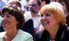 Die Bundesvorsitzende von Bündnis90/Die Grünen, Claudia Roth (rechts), und die ehemalige Bundesministerin für Gesundheit, Ulla Schmidt (SPD), sitzen in Berlin während der Eröffnungsveranstaltung des Frauenfußballturniers Discover Football im Publikum. Bei der kleinen WM treten eine Woche lang Fußballerinnen aus Afrika, Asien, Südamerika und Europa gegeneinander an. Im Eröffnungsspiel spielt Estrela Sports aus Brasilien gegen NELO Mamfe aus Kamerun. Foto: dapd