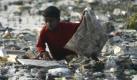 Ein Kind sucht im dem stark verschmutzten Fluss Tawi in Indien nach recycelbarem Material. Vor der UN-Klimakonferenz in Kopenhagen warnen Forscher vor verherrenden Konsequenzen der Umweltverschmutzung. Foto: ap