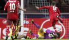 Das hitzigste Duell des Spieltages fand am Sonntagabend in Köln statt. Für die Gäste aus Dortmund begann die Partie mit einer Schrecksekunde. Torwart Roman Weidenfeller verletzte sich bei diesem Angriff des Kölners Milivoje Novakovic (r.) am Knie und musste ausgewechselt werden. Für ihn ging Ersatzkeeper Marco Ziegler ins Tor. Foto: ddp