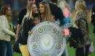 Erinnerungsfoto mit Schale (von links): Lisa, Freundin von Moritz Leitner, Cathy (Mats Hummels) und Simone (Sven Bender) bejubeln Dortmunds Meistertitel. Drei Wochen später gabs wieder etwas zu feiern. Foto: dapd