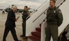 U.S. Secretary of Defense Robert Gates prepares to board a military jet at Andrews Air Force Base outside Washington Saturday Jan. 8, 2011 for a week-long, three-country trip to Asia. After a rocky year for U.S.-Chinese relations, Defense Secretary Robert Gates heads to China in hopes of strengthening relations with the rising military power and global competitor. (AP Photo/Larry Downing - POOL) Foto: ap