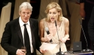 Bei vielen Charity-Galas ist Richard Gere zu finden: Zusammen mit Sharon Stone moderierte er etwa 2007 waehrend der Cinema-for-Peace-Gala die Versteigerung. Foto: ddp