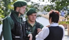 Zwei Polizeibeamte sprechen mit einer Bedienung des Oktoberfestes in München. Nach Einschätzung der Gefahrenlage hat das Innenministerium beschlossen, die Kontrollen des Volksfestes zu erhöhen. Foto: ap