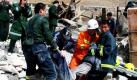 Feuerwehrmänner bergen verschüttete Leichen aus den Trümmern der Stadt Yushu im Nordwesten Chinas. Nach einem Erdbeben der Stärke 7.1 sind starke Schäden und viele menschliche Verluste zu verzeichnen. Foto: dpa