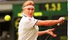 Auch bei den Frauen gab es so manches hitzige Duell. In einem wahren Tennis-Thriller besiegte Steffi Graf 1999 im Finale die Weltranglistenerste Martina Hingis 4:6, 7:5 und 6:2 und feierte damit kurz vor ihrem 30. Geburtstag ihren sechsten Gran-Slam-Sieg bei diesem Turnier. Foto: dpa