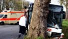 Ein verunglückter Bus steht an einer Straße in Jülich. Bei einem Schulbusunfall in der Stadt in Nordrhein-Westfalen sind der Busfahrer und mehrere Kinder verletzt worden. In ersten Meldungen ist von zehn verletzten Schülern die Rede. Die Unfallursache stehe noch nicht fest. Foto: dpa