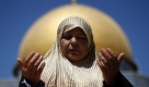 Eine palestinänsische Muslimin betet am dritten Freitag des Fastenmonats Ramadan vor der Al-Aqsa Moschee. Foto: ap