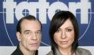 ARCHIV - Die Schauspieler Simone Thomalla, rechts, und Martin Wuttke posieren am 18. Maerz 2008, bei einem Fototermin in Hamburg vor dem Tatort Logo der ARD. Mit knapp zehn Millionen Zuschauern war der 'Tatort' auch im Jahr 2009 nach Angaben der ARD an mehreren Abenden der erfolgreichste Fernsehfilm in Deutschland. 'Die Reihe wird in diesem 40 Jahre alt, das ist noch ein Grund zu feiern', sagte ARD Programmdirektor Volker Herres am Mittwoch, 13. Januar 2010, in Hamburg. (AP Photo/Heribert Proepper, Archiv) ** zu APD3542 ** --- FILE - German actors Simone Thomalla, right, and Martin Wuttke pose for the media in Hamburg, northern Germany, in a March 18, 2008 file photo. (AP Photo/Heribert Proepper, File) Foto: dapd