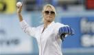 Actress Nicollette Sheridan throws out the ceremonial first pitch at Dodger Stadium before the Los Angeles Dodgers play the Cincinnati Reds in a baseball game, Saturday, Aug. 21, 2010, in Los Angeles. (AP Photo/Danny Moloshok) Foto: ap