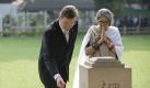 Bundesaußenminister Guido Westerwelle (FDP) streut am Dienstag (19.10.2010) in Neu Delhi in Indien in der Gandhi-Gedenkstätte (Gandhi Smriti) neben der stellvertretenden Vorsitzenden der Einrichtung, Tara Gandhi Bhattacharjee, einige Blütenblätter. An dieser Stelle des Gartens wurde Mahatma Gandhi am 30. Januar 1948 ermordet. Damit beendete der Minister seinen Besuch in Indien. Foto: Soeren Stache dpa +++(c) dpa - Bildfunk+++ Foto: dpa