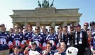Die Berliner Eisbären posieren am Samstag in Berlin am Brandenburger Tor mit dem Meisterschaftspokal. Der deutsche Eishockeymeister 2011 feiert den Titelgewinn mit einem Autokorso durch Berlin.
 Foto: dapd