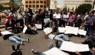 Studenten blockieren während eines Protests gegen das konfessionelle politische System Libanons eine Straße in Beirut. Foto: dpa
