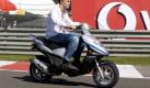 Mercedes-Pilot Nico Rosberg ohne Helm auf einem Motorroller: Neben hohen Drehzahlen steht der Wiesbadener auf Fußball und Snowboarding. Foto: dpa