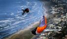 Dieser Paraglider scheint die Gesetze der Schwerkraft außer Kraft zu setzen, während er über den Berg Maunganui in Neuseeland gleitet - oder fällt? Foto: ap