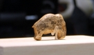 Die kleine Mammutfigur ist etwa 35.000 Jahre alt und wird in der Vogelherd-Höhle in der Schwäbischen Alb gefunden. Das Interesse der Medien zog die Elfenbeinschnitzerei deshalb auf sich, weil es die einzige vollständig erhaltene Figur der Grabung ist und als ältestes Kunstwerk der Menschheit gilt. Foto: dpa