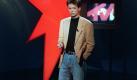 ARCHIV - Ganz lässig in Jeans steht Moderator Günther Jauch vor dem Logo der Sendung 'Stern TV' (Archivfoto von Dezember 1991). An diesem Mittwoch (07.04.2010) feiert RTL das Jubiläum des Magazins mit einem Rückblick auf 20 Jahre. Foto: Hermann-Josef Wöstmann (zu dpa 0171 vom 06.04.2010) +++(c) dpa - Bildfunk+++ Foto: dpa