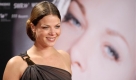 Die Hauptdarstellerin Jessica Schwarz  kommt am Dienstag, 27. Oktober 2009 in Berlin zur Premiere von Romy. Am 11.11. sendet das Erste den fiktionalen Film ueber das Leben des unvergessenen Stars Romy Schneider.  (AP Photo/Kai-Uwe Knoth) --- Main actor Jessica Schwarz  arrives to the premiere of the tv-movie Romy about the life of Romy Schneider in Berlin,  Germany, Tuesday, Oct. 27, 2009.(AP Photo/Kai-Uwe Knoth) Foto: ap