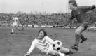 Halbzeitbilanz von Rot-Weiss Essen 1976: acht Punkte. Im Spiel gegen den 1. FC Kaiserslautern und dessen Wunderstürmer Klaus Toppmöller (rechts) setzte es ein 5:0. Letztlich stieg der Klub ab und musste 103 Gegentreffer hinnehmen. Foto: imago