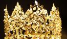 Eine Besucherin schaut sich in der Ausstellung Afghanistan: Scheideweg der alten Welt in Nordafghanistan eine Goldkrone aus dem Grab der Nomadin Tillya Tepe aus dem 1. Jahrhundert  an. Über 200 Objekte, die zum vorübergehend geschlossenen Nationalmuseum in Afghanistan gehören, und ausgewählte Stücke aus dem Britischen Museum werden dort gezeigt. Foto: dapd