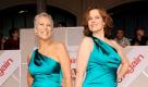 Jamie Lee Curtis, left, and Sigourney Weaver, cast members in 'You Again,' pose together at the premiere of the film in Los Angeles, Wednesday, Sept. 22, 2010. (AP Photo/Chris Pizzello)

 Foto: ap