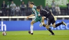 Der Hamburger SV lief Rapid Wien hinterher, hier folgt Frank Rost Wiens Jelavic. Foto: dpa