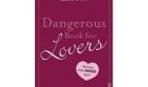Überraschungen statt alltäglicher Bettroutine. In ihrem Dangerous Book for Lovers hat Laura Corn Anregungen gesammelt, die Schwung in müde Beziehungen bringen. Denn nichts fühlt sich besser an als das leidenschaftliche Verlangen wie in den Tagen des Kennenlernens. Foto: Blanvalet Verlag