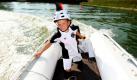 Denise Weschenfelder trainiert bei Karlsruhe auf dem Rhein mit dem Motorboot. Sie ist erst zehn Jahre alt, aber bereits Weltmeisterin im Motorboot-Slalom. Im Nationalkader ist sie das einzige Mädchen unter neun Jungs ist. Und die Kaderkatze hat noch viel vor.  Foto: dpa