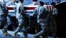 Soldaten tragen auf der Air Force Basis in Delaware, USA, den Sarg von William B. Dawson von Bord eines Militärflugzeuges. Der 20-Jährige starb bei einem Einsatz in Afghanistan. Foto: ap