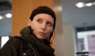 Bevor Vanger Mikael beauftragte, ließ er ihn von der Hackerin Lisbeth Salander (Rooney Mara) auf Herz und Nieren überprüfen. Lisbeth ist genial, aber eine geschundene Seele. Weitergereicht von Pflegefamilie zu Pflegefamilie, gerät sie schließlich an einen neuen Vormund. Foto: Sony Pictures